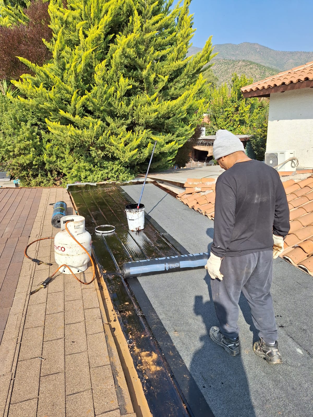 Aplicación de membrana asfáltica termofundida en cubierta residencial